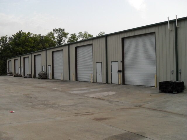 More Photos Of 3200 S Burnside Ave, Gonzales Light Manufacturing For Lease