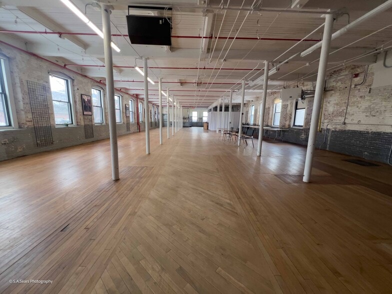 More Photos Of 63 Flansburg Ave, Dalton Flex For Sale