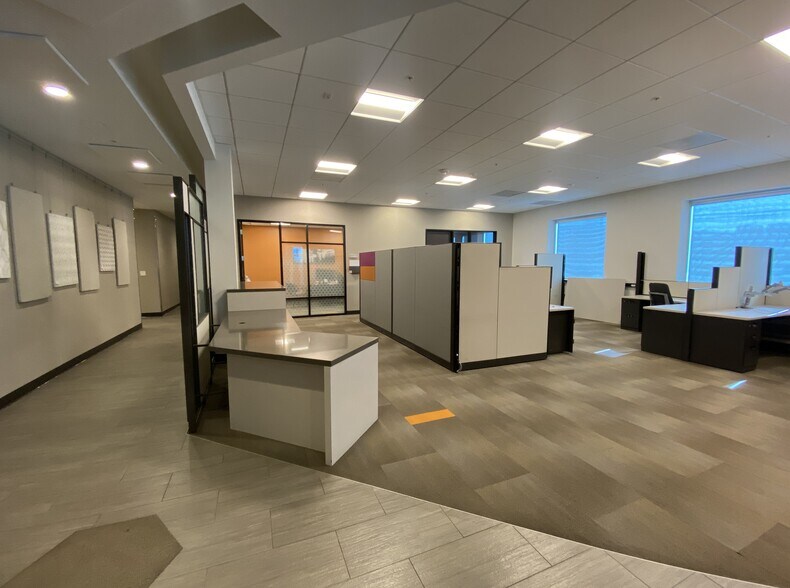 More Photos Of 16719 Schoenborn St, North Hills Warehouse For Lease