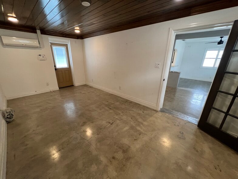 More Photos Of 2323 W Aileen St, Tampa General Retail For Lease