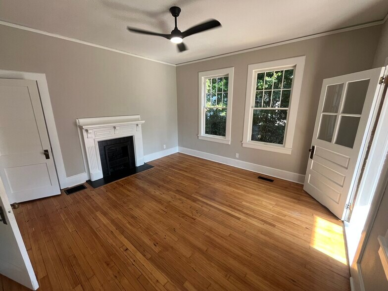 More Photos Of 406 S Lewis St, Lagrange Office For Lease