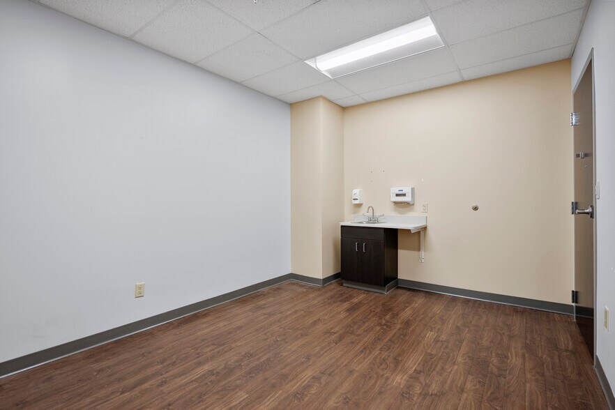 More Photos Of 711-713 Troy Schenectady Rd, Latham Medical For Lease