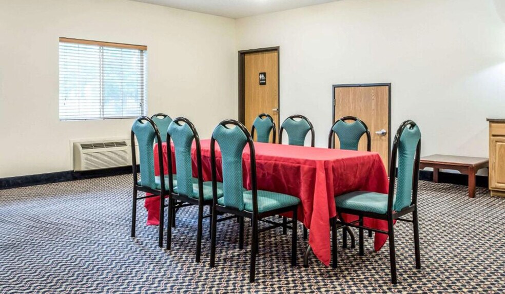 More Photos Of 717 E Bannerman Ave, Redgranite Hotel For Sale