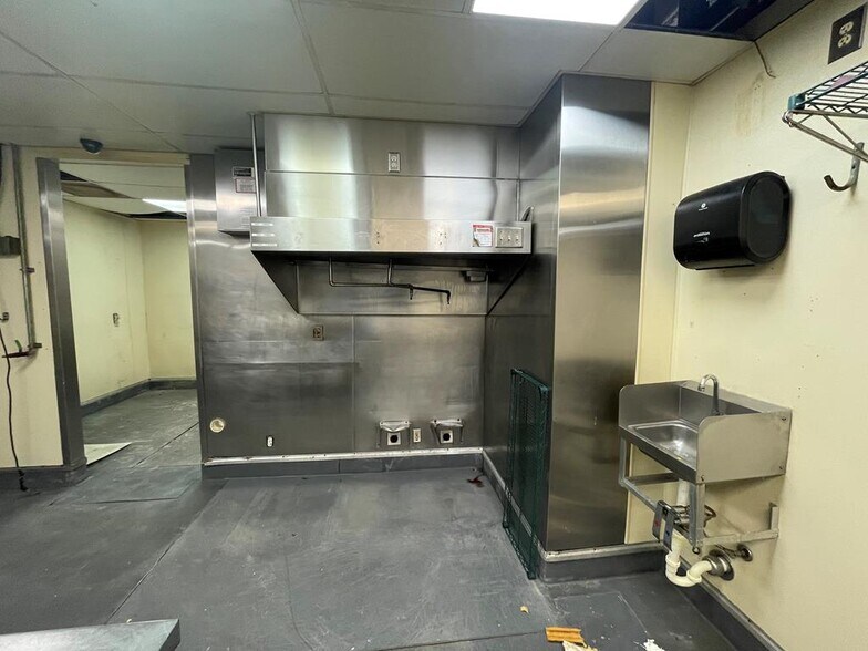 More Photos Of 352 Northgate Dr, Dalton Restaurant For Lease