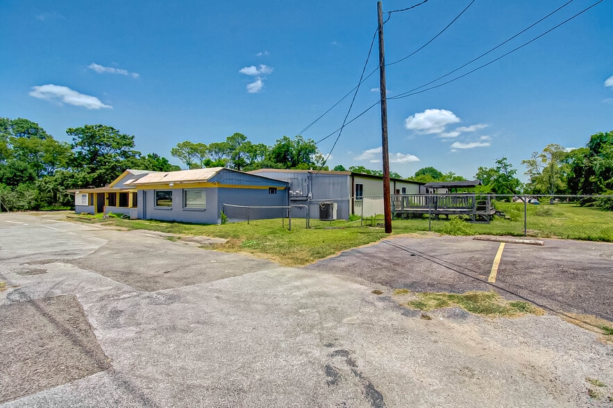More Photos Of 3019 Dickinson Ave, Dickinson Freestanding For Sale