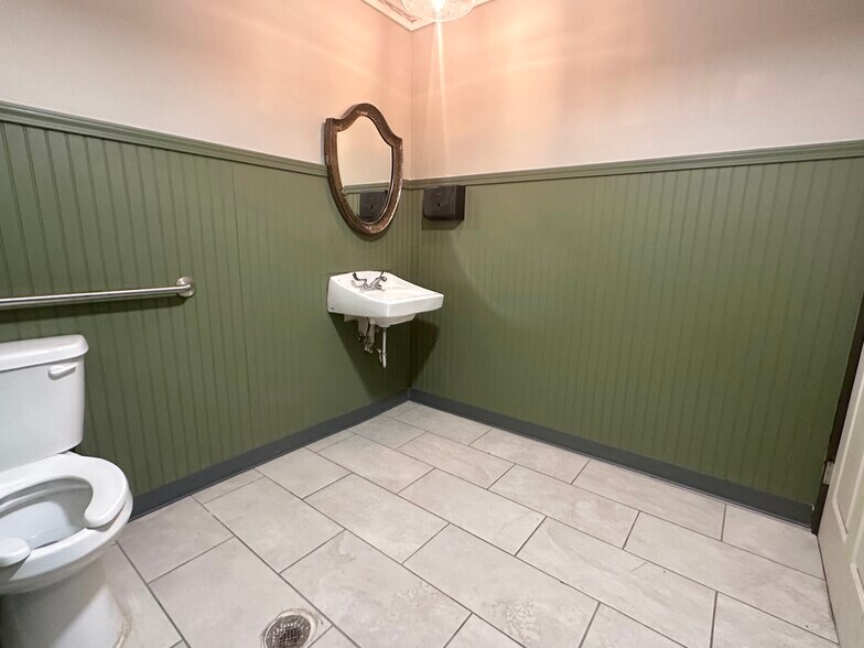 More Photos Of 712 W 20th St, Joplin Restaurant For Sale