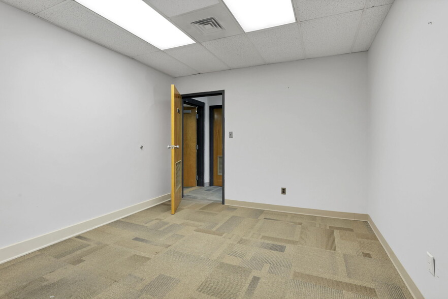 More Photos Of 300 E Auburn Ave, Springfield Office For Sale