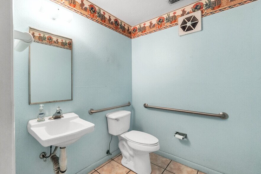 More Photos Of 6735 14th St, Bradenton Auto Repair For Sale