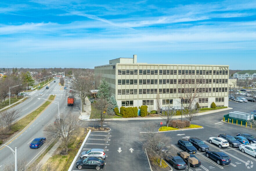 More Photos Of 900 Merchants Concourse, Westbury Office For Lease