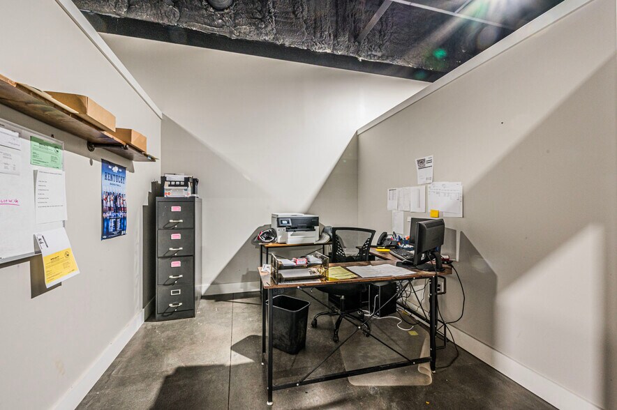 More Photos Of 923 Glen Lily Rd, Bowling Green Office For Sale