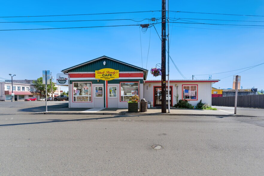 More Photos Of 29 W 1st St, Coquille Restaurant For Sale