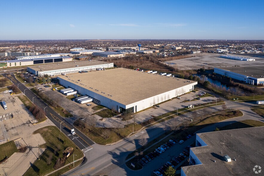 More Photos Of 340 W Crossroads Pky, Bolingbrook Warehouse For Lease