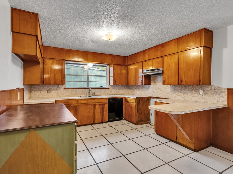 More Photos Of 2002 W Highway 6, Alvin Office For Sale