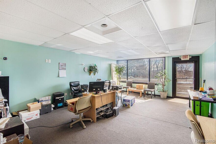 More Photos Of 1323 E Main St, Flushing Light Manufacturing For Sale