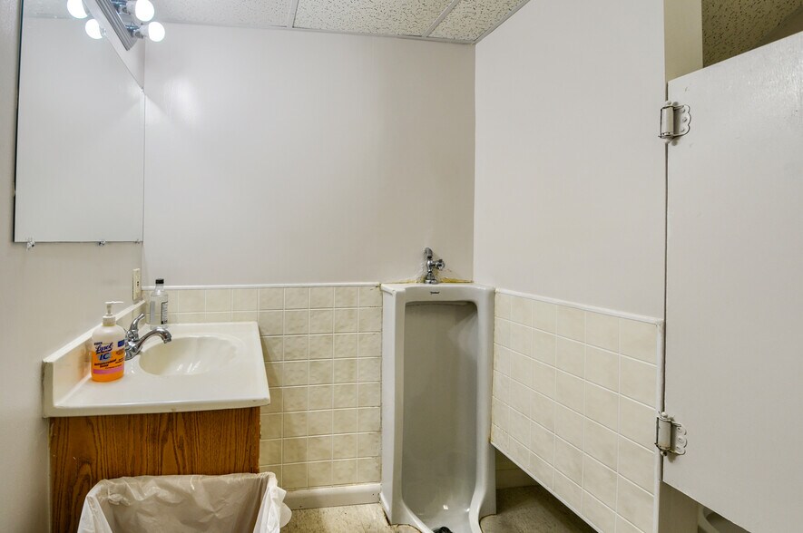 More Photos Of 3306 Lippincott Blvd, Burton Specialty For Sale