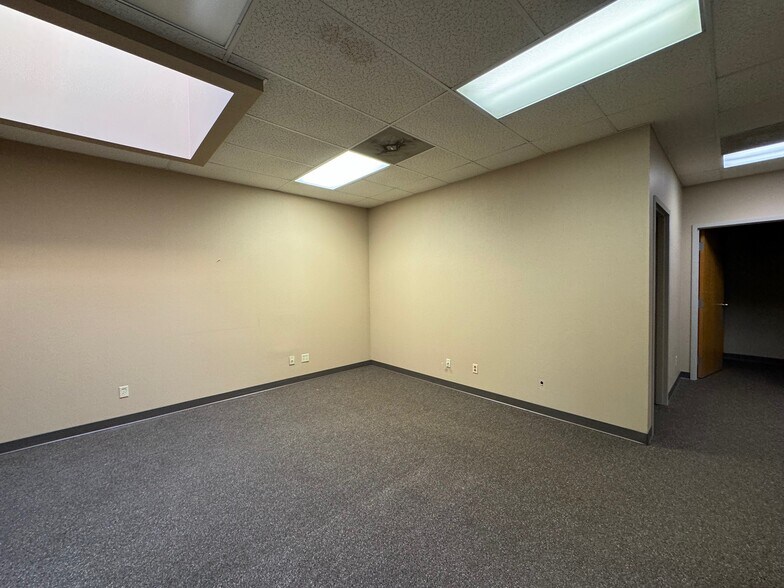 More Photos Of 19401 E 40 Hwy, Independence Office For Lease