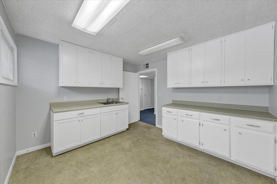 More Photos Of 40 Sunset Ridge Rd, New Paltz Medical For Sale