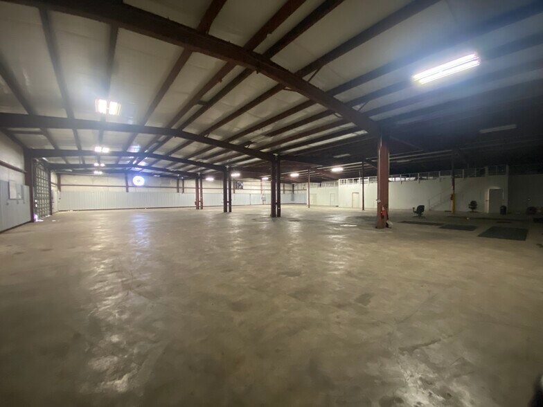 More Photos Of 7030 Wespark Cir, Beaumont Warehouse For Lease