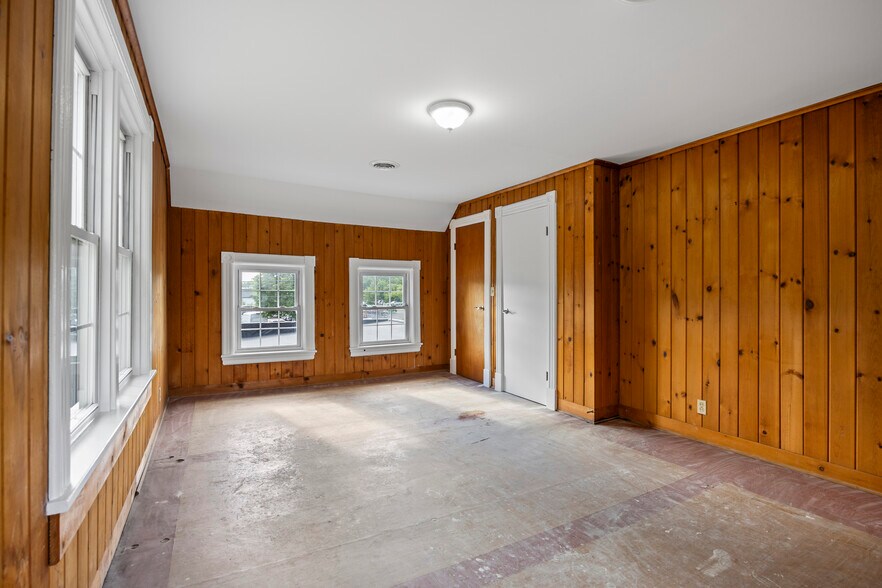 More Photos Of 267 Wolf Rd, Latham Office For Lease