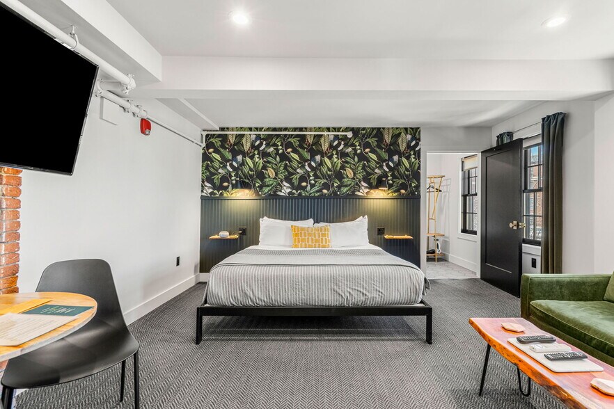 More Photos Of 409 The Hill, Portsmouth Hotel For Sale