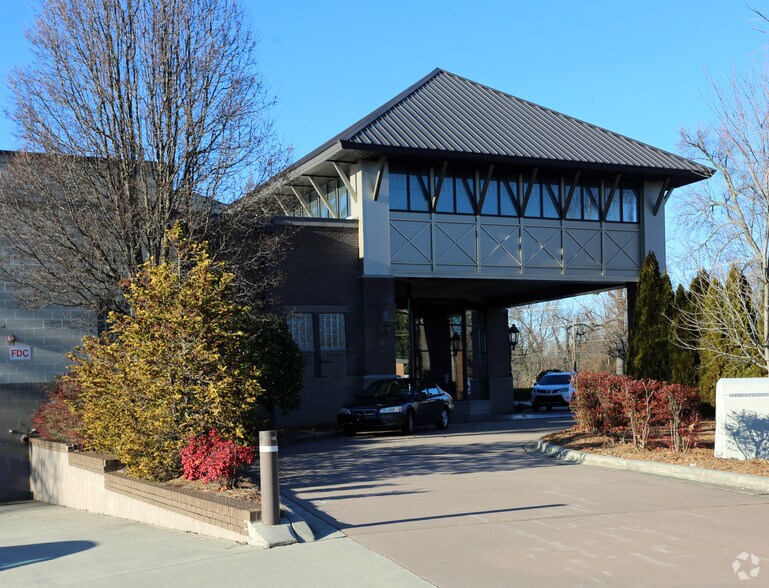 More Photos Of 525 N Wrenn St, High Point Showroom For Sale