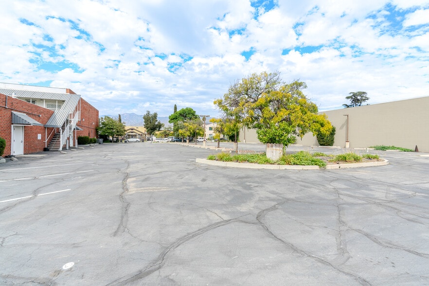More Photos Of 700-710 W Wilson Ave, Glendale Warehouse For Sale