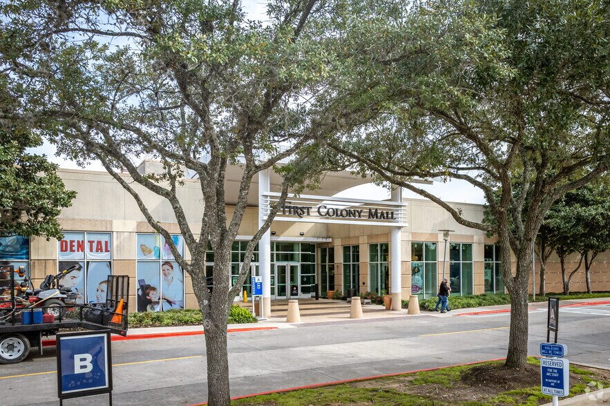 More Photos Of 16535 Southwest Fwy, Sugar Land Unknown For Lease