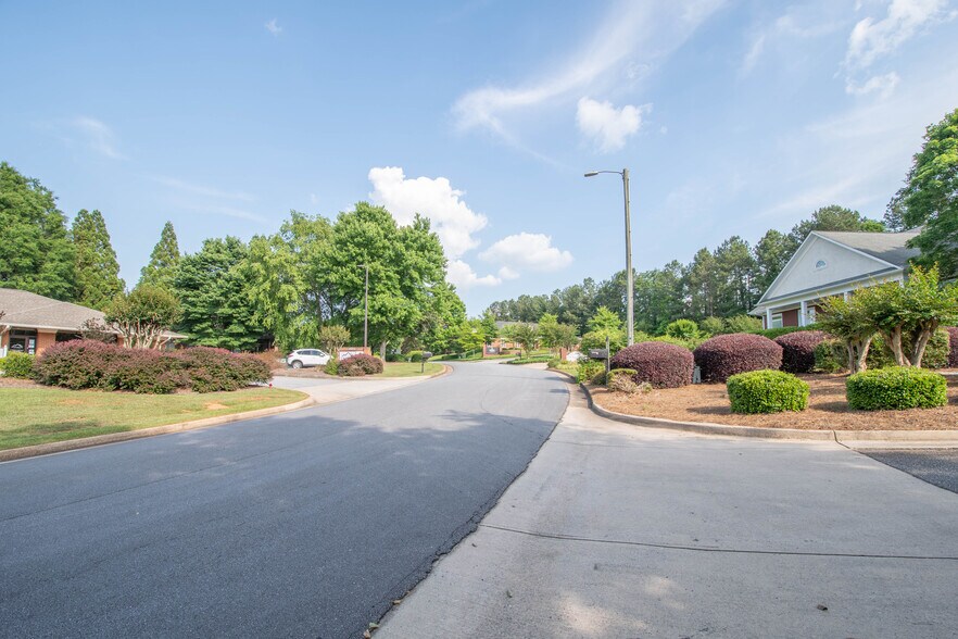 More Photos Of 385 Hawthorne Ln, Athens Medical For Lease