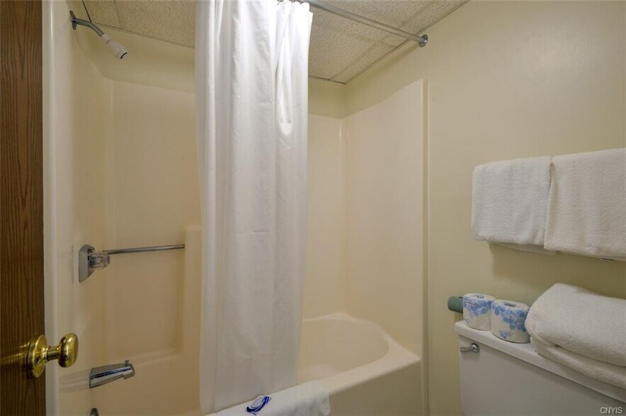 More Photos Of 6 Market St, Alexandria Bay Hotel For Sale