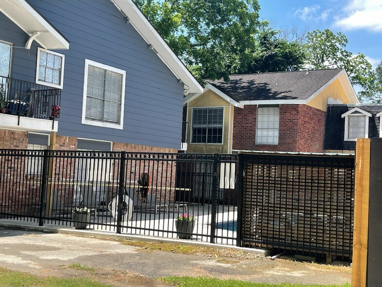 More Photos Of 310 Waco Ave, League City Apartments For Sale