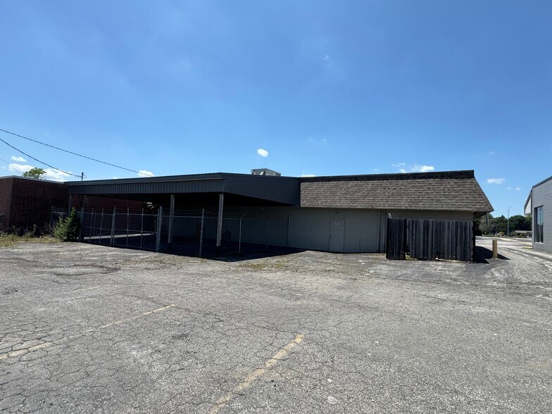 More Photos Of 12911 Us-71 Hwy, Grandview Freestanding For Lease