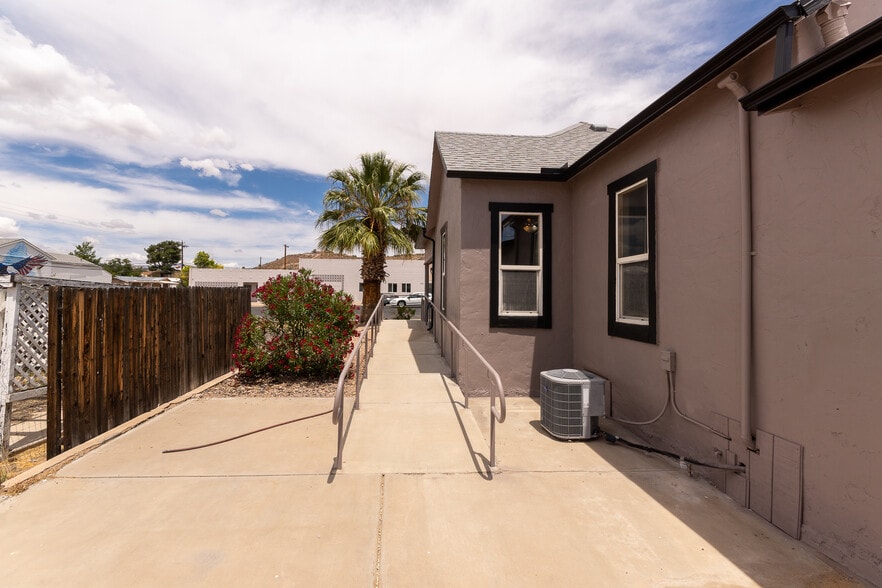 More Photos Of 310 E Oak St, Kingman Office For Sale
