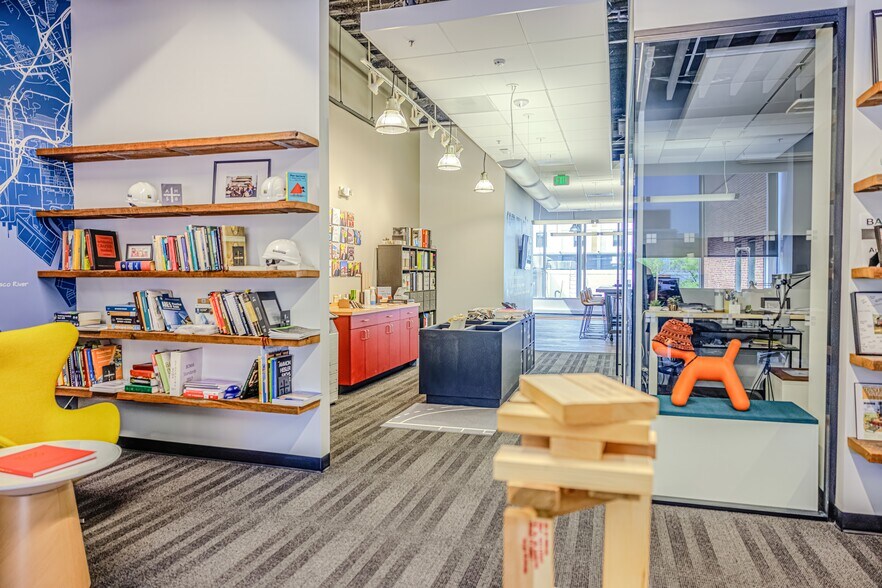 More Photos Of 300 W Pratt St, Baltimore Office For Sale