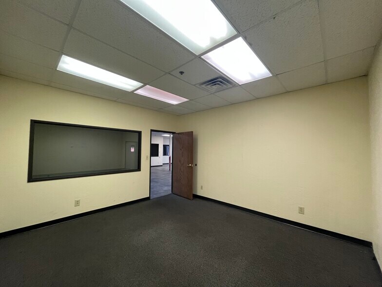 More Photos Of 4220-4232 Charter Ave, Oklahoma City Warehouse For Lease