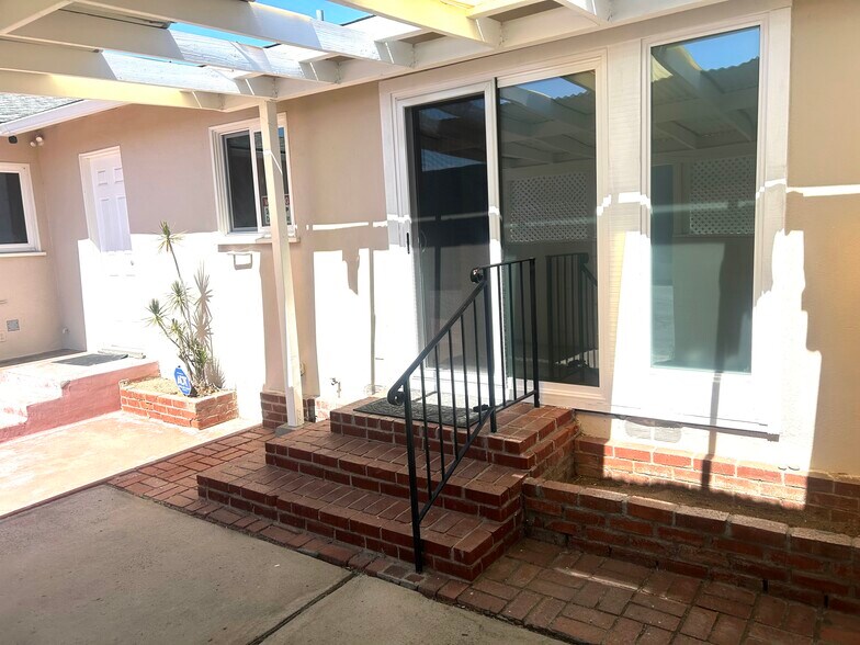 More Photos Of 626 Civic Center Dr, Vista Medical For Lease