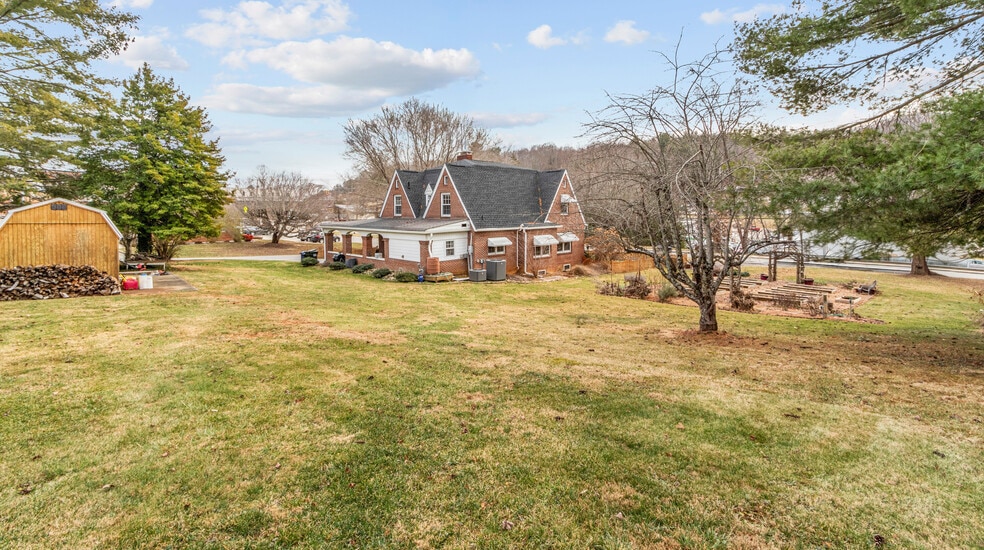 More Photos Of 506 W Main St, Burnsville Freestanding For Sale