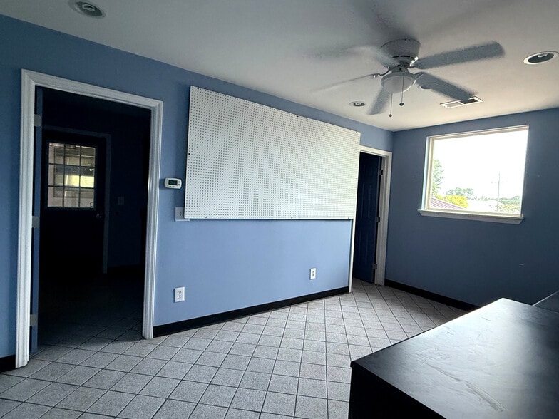 More Photos Of 117 Park Rd, Lexington Showroom For Sale