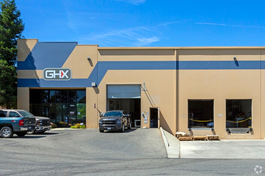 More Photos Of 5555 E Lamona Ave, Fresno Warehouse For Lease