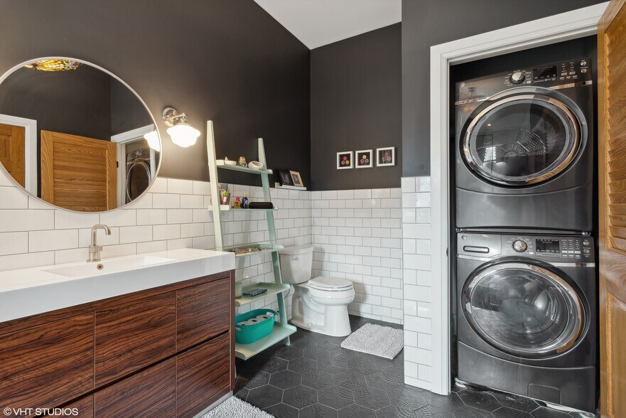More Photos Of 3522 N Halsted St, Chicago Bar For Sale