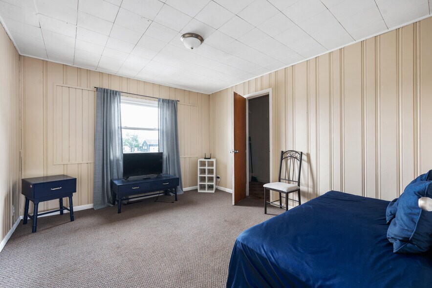 More Photos Of 614 E Streeter Ave, Muncie Office For Sale