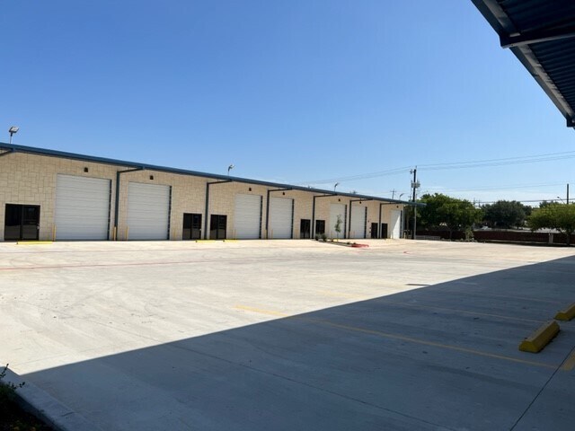 More Photos Of 13215 Judson Rd, San Antonio Showroom For Lease