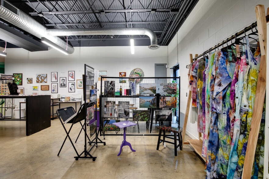 More Photos Of 3310 W Clay St, Richmond Showroom For Lease