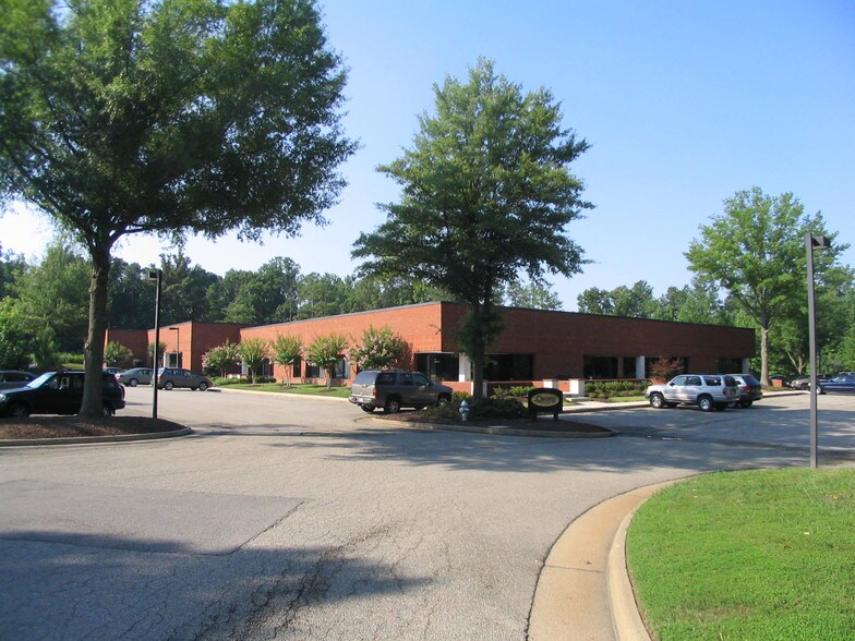 More Photos Of 711 Moorefield Park Dr, Richmond Showroom For Lease