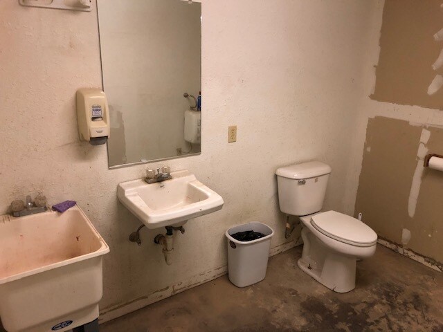 More Photos Of 1120 S Spring St, Klamath Falls Warehouse For Sale