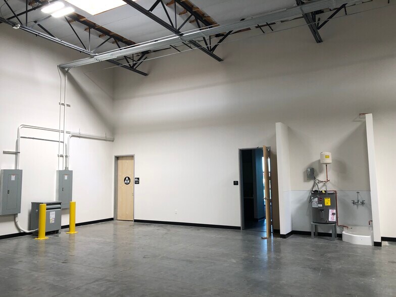 More Photos Of 17 Longitude Way, Corona Unknown For Lease