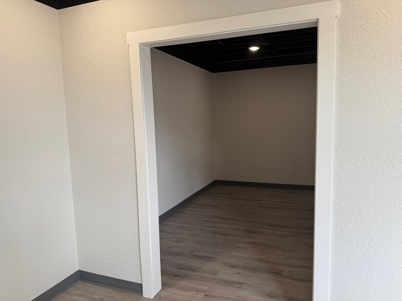 More Photos Of 921 W Maple Ave, Duncan Office For Lease