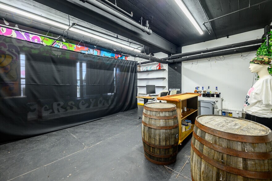 More Photos Of 86-90 Forrest St, Jersey City Warehouse For Lease