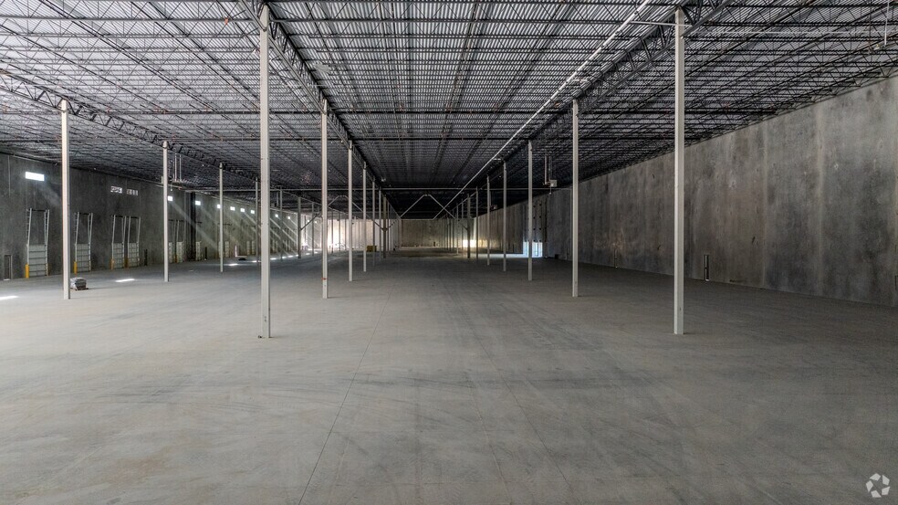 More Photos Of 560 Hinton Oaks Blvd, Knightdale Warehouse For Lease