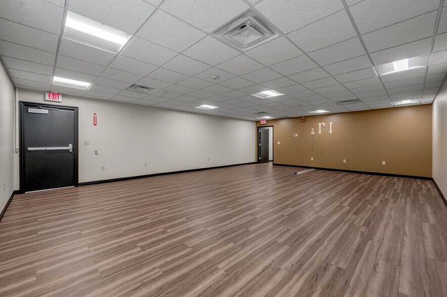 More Photos Of 250 Crossfield Dr, Versailles Industrial For Lease