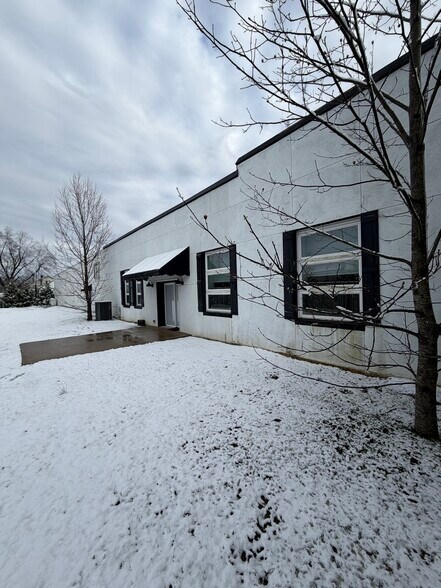 More Photos Of 156 Main St, Warsaw Freestanding For Lease